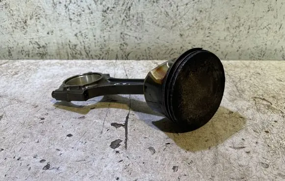Dodge Challenger Piston with connecting rod 