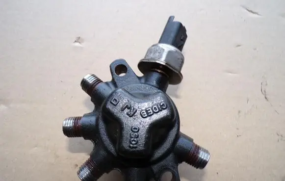 Renault Clio III Fuel distributor 8200584034