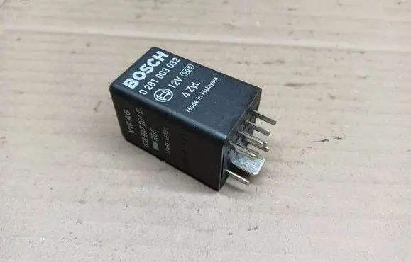 Volkswagen PASSAT B7 Glow plug pre-heat relay 0281003032