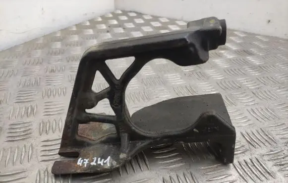 Nissan X-Trail T32 Engine mounting bracket