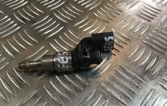 Volkswagen Golf V Fuel injector 030906036 5835