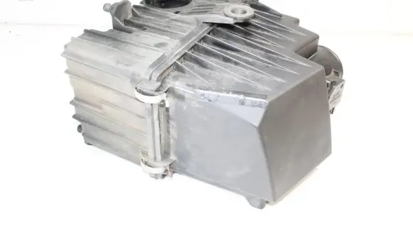Mazda CX-7 Air filter box R2AX13Z02