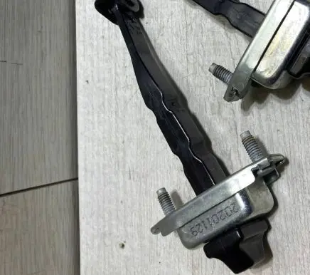 Renault Clio V Front door check strap stopper