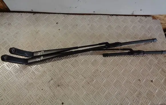 Volkswagen Up Front wiper blade arm 1S1955409B 1S1955410