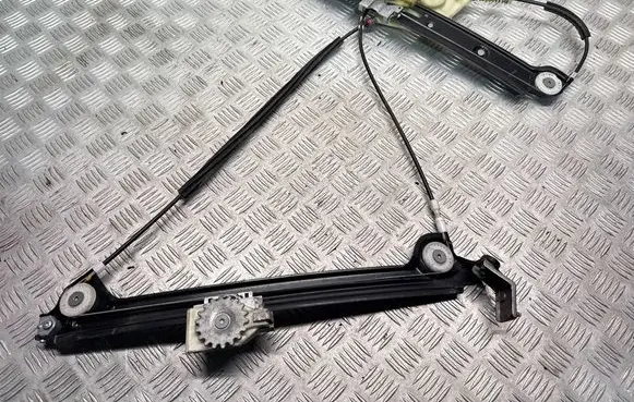 BMW 1 E82 E88 Front door window regulator with motor 6978846