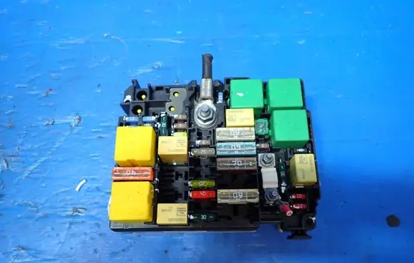 Peugeot 208 Fuse box set 4525852 B3982