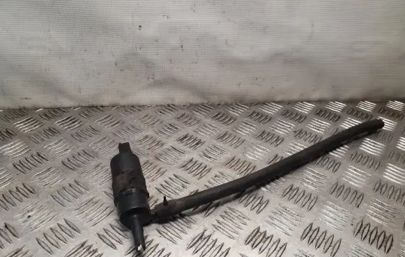 Skoda Octavia Mk2 (1Z) Windscreen/windshield washer pump 3B0955681A