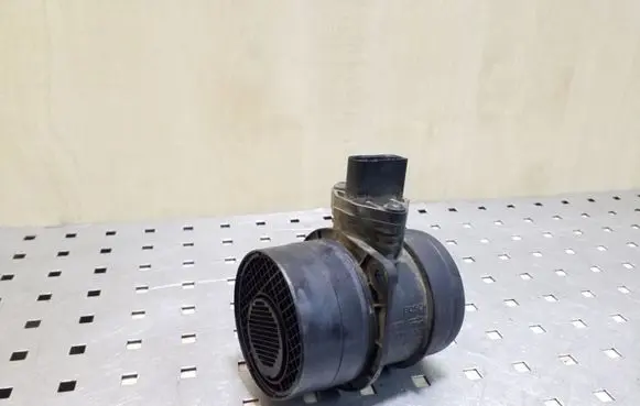 Volkswagen Touareg I Mass air flow meter 0281002461 074906461B