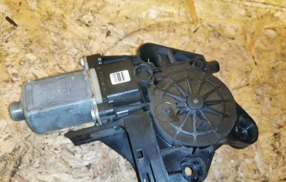 Ford Focus Front door window regulator motor 4M5T14A389 995208102 F521F
