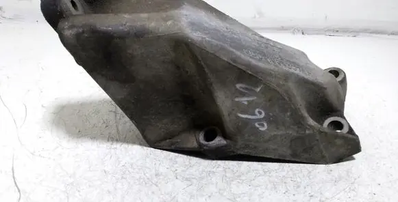 Volkswagen PASSAT B5 Engine mounting bracket 8D0199307 8D0199307H