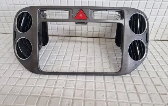 Volkswagen Tiguan Dash center air vent grill 5m0819061