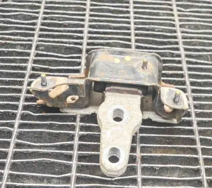 Engine mount bracket