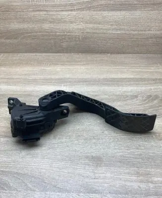 Accelerator throttle pedal