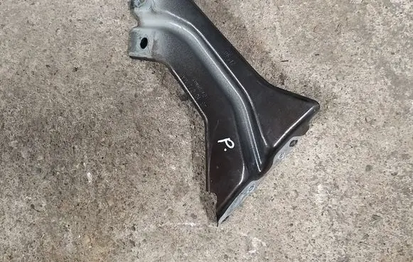 Audi A1 Fender mounting bracket 8X0821136