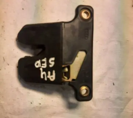 Audi A4 S4 B5 8D Tailgate/trunk/boot lock/catch/latch 8D5827505