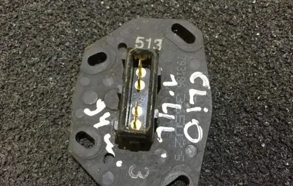 Renault Clio I Throttle valve position sensor 793186 365025