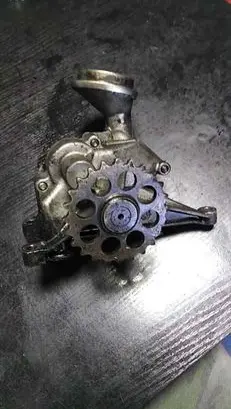 Mercedes-Benz E W210 Oil pump 6061810801