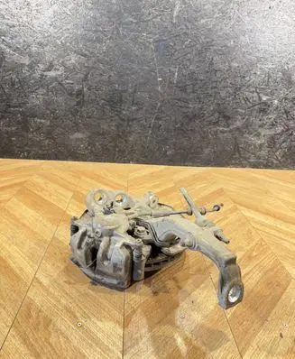 Mercedes-Benz C W205 Front wheel hub