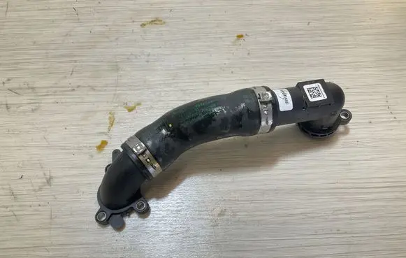 Coolant pipe/hose