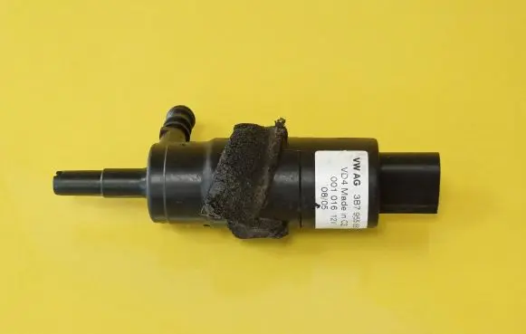 Volkswagen PASSAT B5.5 Headlight washer pump 3B7955681