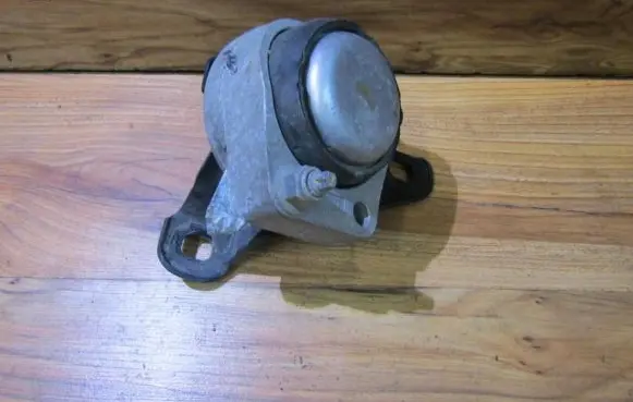 Ford Mondeo Mk III Engine mount bracket
