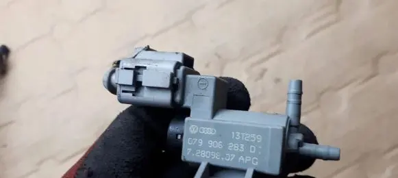 Audi A4 S4 B8 8K Turbo solenoid valve 079906283D