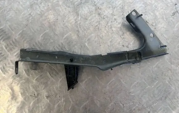 Audi S5 Facelift Fender mounting bracket 8T0821135