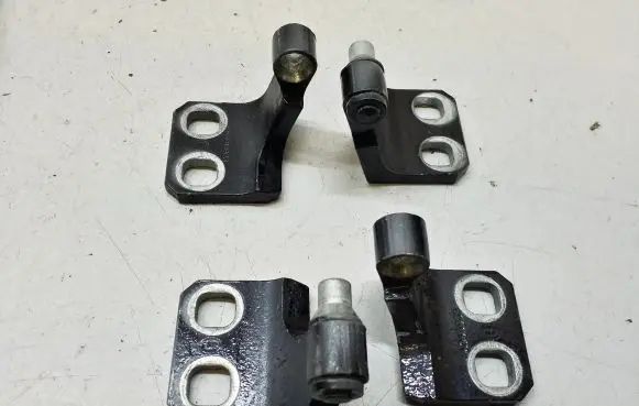 Maserati Quattroporte Front door hinge set A048903