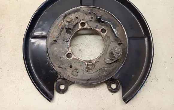 Nissan Qashqai+2 Rear brake disc plate dust cover