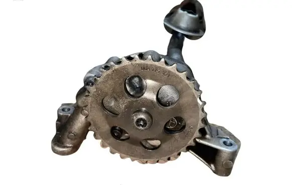 Volkswagen Golf IV Oil pump 06A115105