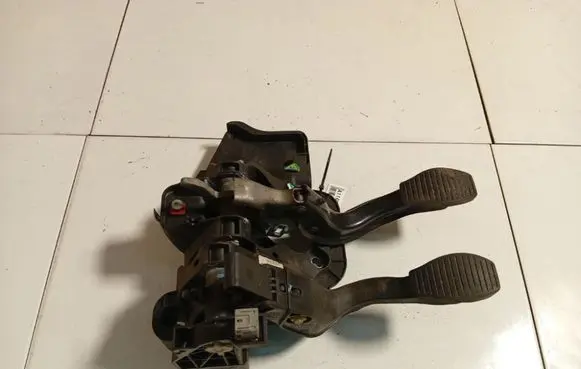 Opel Corsa D Clutch pedal 55703354