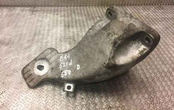 BMW 5 E60 E61 Engine mounting bracket 6777056
