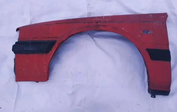 Mazda 626 Fender raudona
