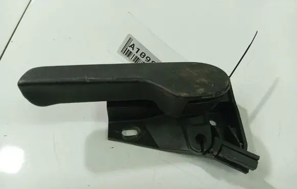 Volkswagen PASSAT B6 Engine bonnet (hood) release handle 1K1823533