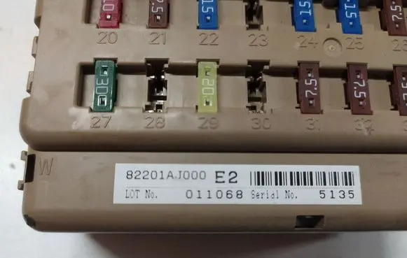 Subaru Legacy Fuse module 82201AJ000 011068 5137