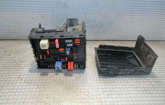 Volkswagen Caddy Fuse box set 1K0937132F