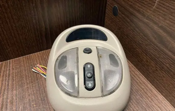 Chrysler PT Cruiser Front seat light OTB86TRMAC