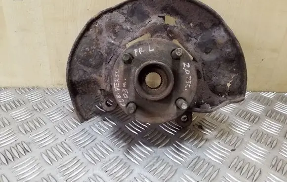 Toyota Corolla Verso E121 Front wheel hub