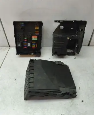 Volkswagen Caddy Fuse box cover 