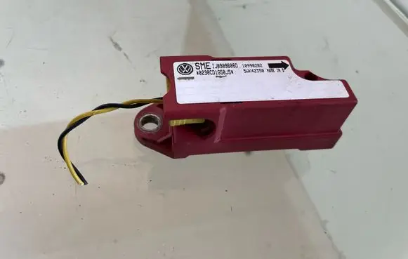 Volkswagen Golf IV Airbag deployment crash/impact sensor 1J0909606D 5WK42350 10990202