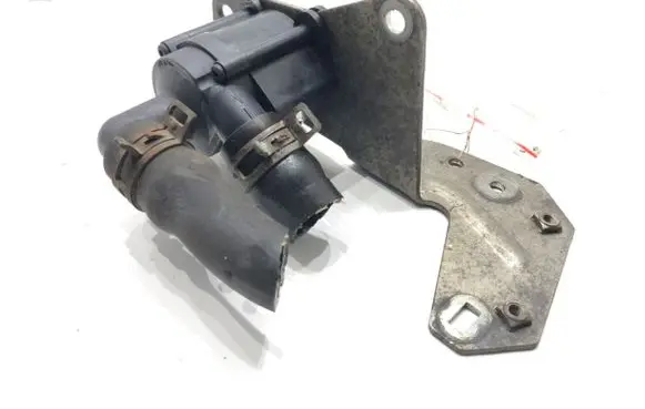 Volvo S90, V90 Oil filter mounting bracket 31368042