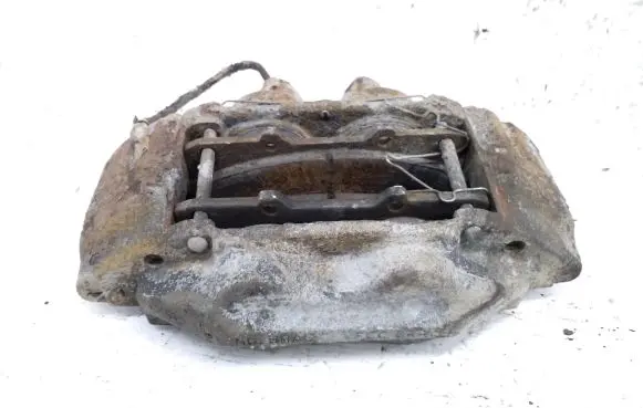 Toyota Hilux (AN10, AN20, AN30) Front brake caliper