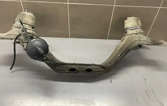 Audi Q7 4L Engine mounting bracket 7L6199207A