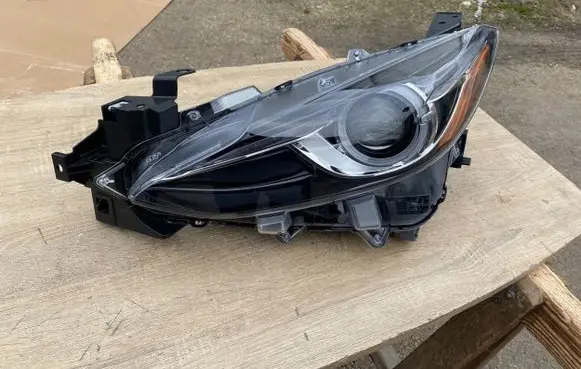 Mazda 3 II Headlight/headlamp BHN351040