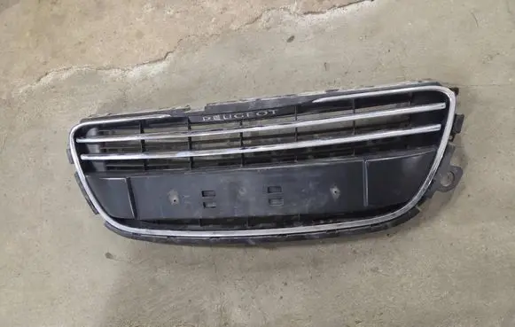Peugeot 508 Front bumper upper radiator grill 9686571877