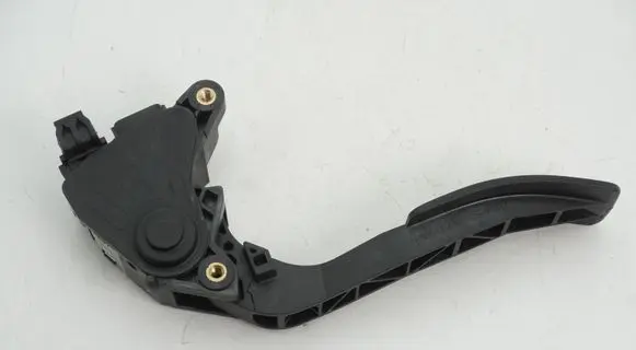 Accelerator throttle pedal
