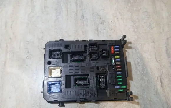 Citroen Berlingo Fuse module 281197595