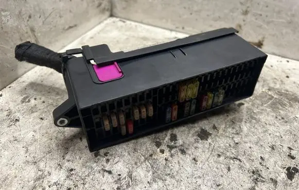 Volkswagen Touran I Fuse module 0824304504