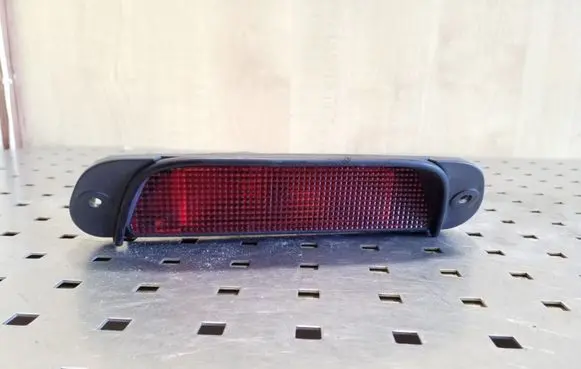 Third/center stoplight