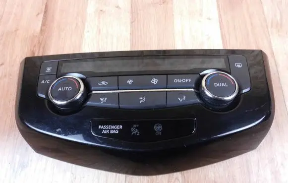 Nissan Qashqai Air conditioner control unit module 275004EA0A